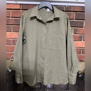 🛍️ Divided one pocket button down shirt with new condition.
